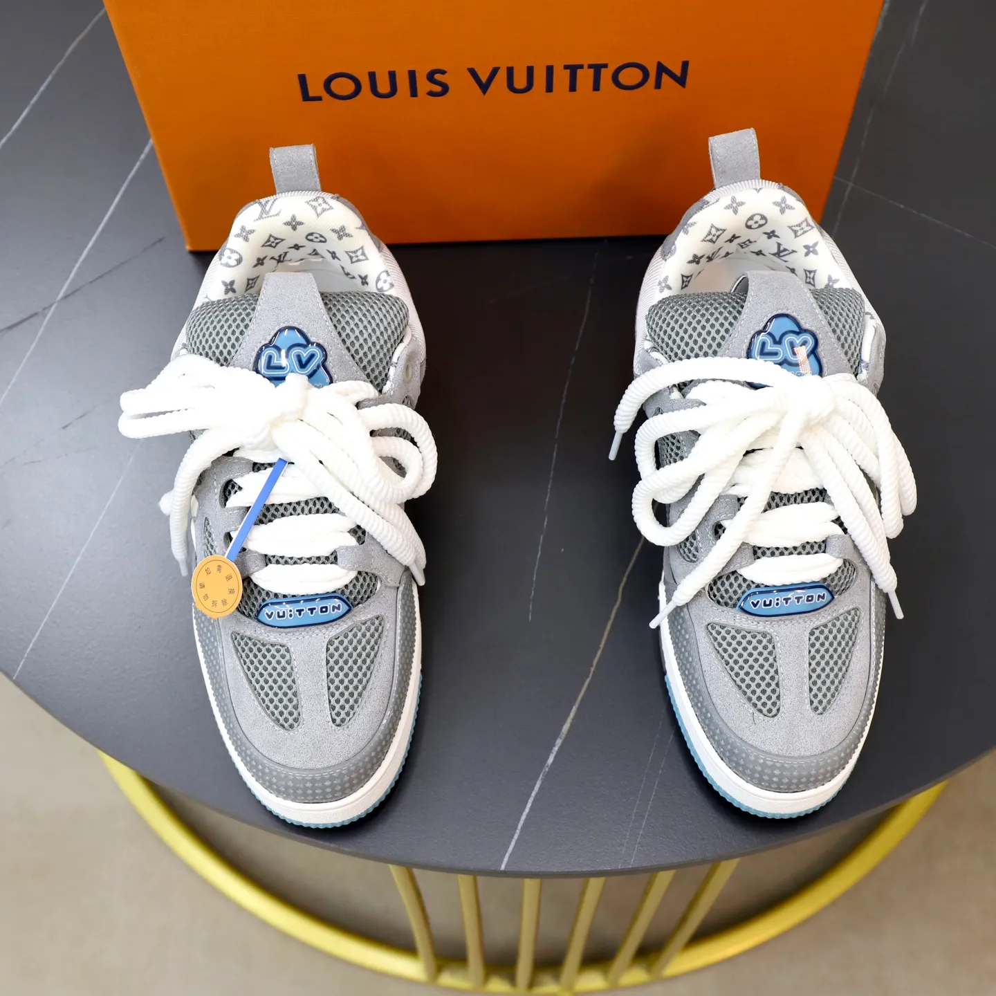 Ex-factory price: 860💰LV Couple👫Louis Vuitton TRAINER sneakers classic Louis Vuitton men's artistic director Virgil Abloh picked inspiration to create this LV Trainer sneaker. Yingze crystal inlays present a colorful effect. VS can be matched with two gorgeous effect colors. The LV letter logo badge on the tongue is gorgeous and noble. The LV letter is decorated on the side. The outsole is decorated with a Monogram flower pattern. It shows the trend of elegance and nobility! Men's and women's models: 35-46